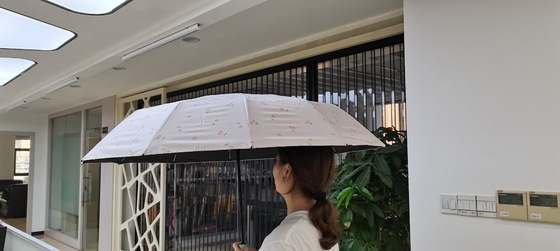 UPF 50 Otomatis Buka / Tutup Pongee UV Pantai Payung 23 Inci 12 Ribs Kuat Windproof