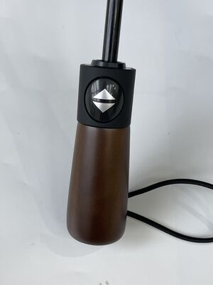 Payung Genggaman Kayu Tradisional yang Dirancang untuk Ketahanan Maksimum dan Penampilan Bergaya Cocok untuk Bisnis dan Renang